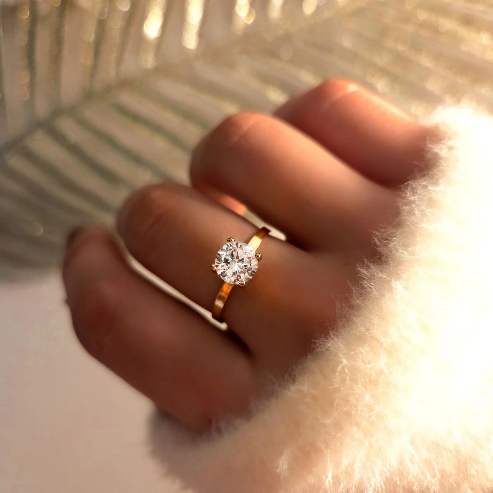 Bague solitaire dorée en acier inoxydable avec zircon rond